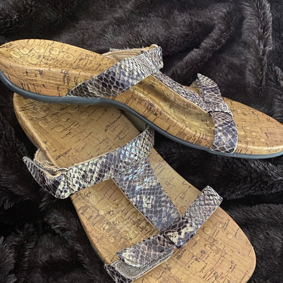 Cork soul Vionic Sandals with snake like straps. Velcro on strap for snug fit. - Picture 2 of 3